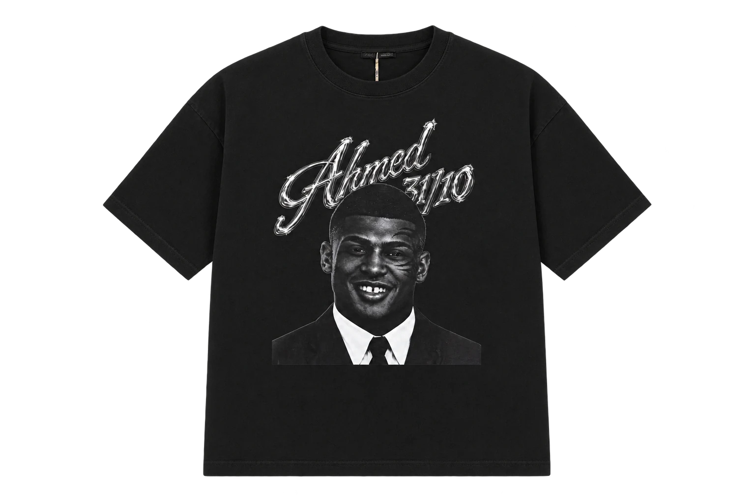 Camiseta negra Ahmed 31/10, vista frontal: la rotulación «Ahmed 31/10» sobre un retrato en blanco y negro.